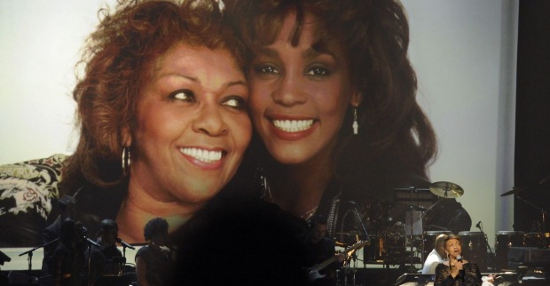 Ein großes Foto von Cissy und Whitney Houston auf einer Leinwand.