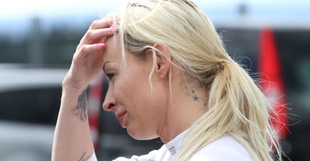 Cora Schumacher fasst sich an die Stirn