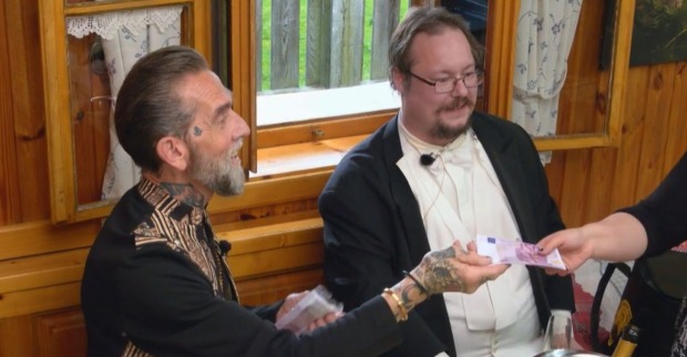 Käse-Millionär Roland Ludomirska und sein Butler verteilen Geldscheine