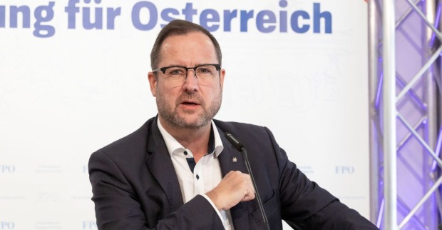 FPÖ-Generalsekretär Christian Hafenecker rückt gegen Nehammer aus.
