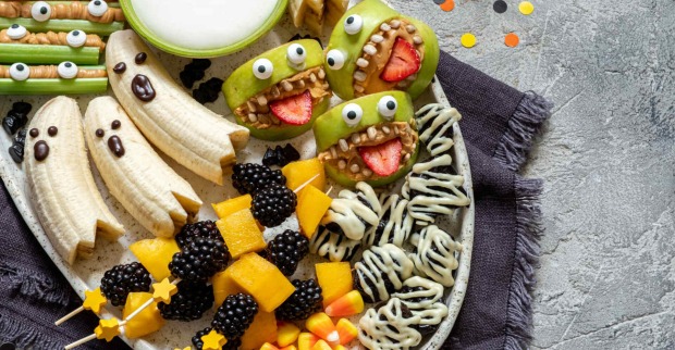 Mehrere gruselige Halloween-Snacks auf einem Teller
