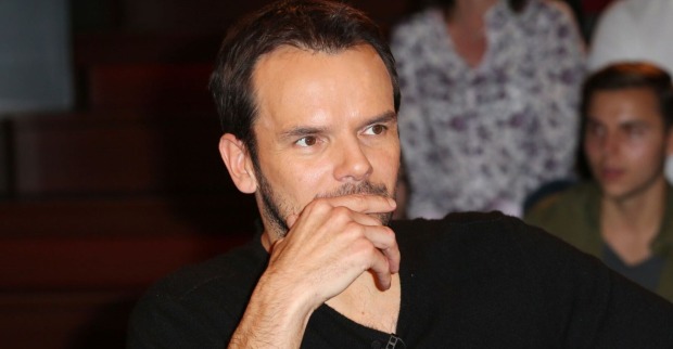 Steffen Henssler blickt nachdenklich zur Seite.