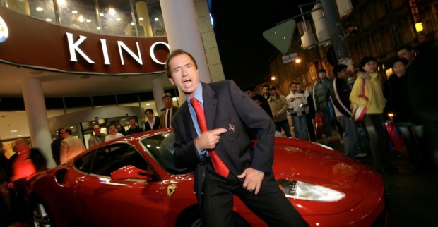 Heribert Kasper mit einem Ferrari vor dem Lugner Kino.