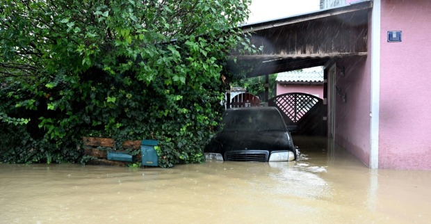 Auto unter Wasser in einer Garageneinfahrt