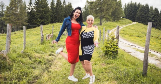 Jazz Gitti posiert mit Carmen auf einer Wiese.