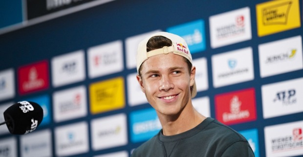 Joel Schwärzler auf einer Pressekonferenz zu den Erste Bank Open
