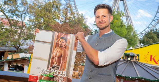 "Bauer such Frau"- Kandidat Stefan zeigt den Kalender.