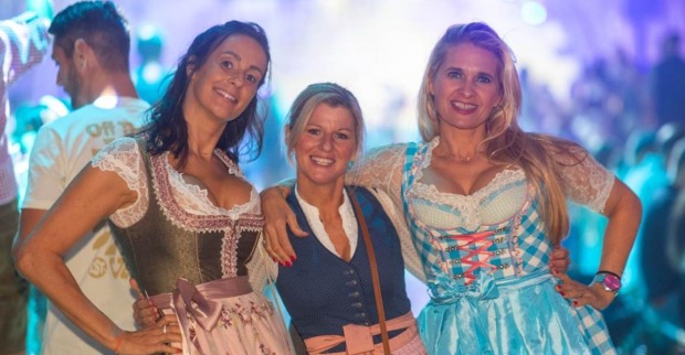 drei Frauen im Dirndl