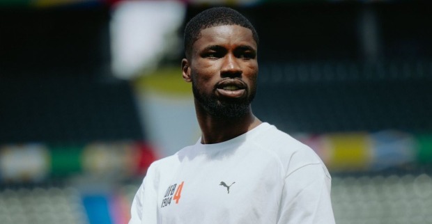 Kevin Danso auf Fußballplatz