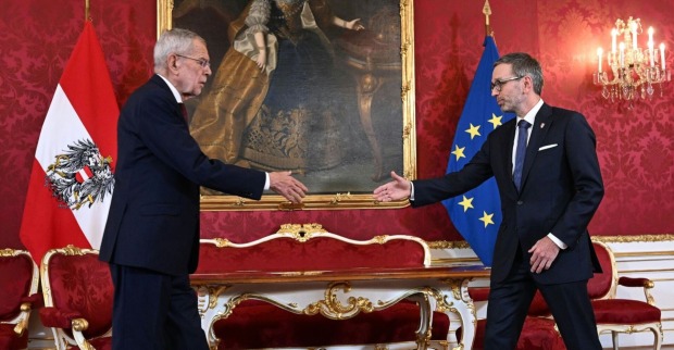 Alexander Van der Bellen und Herbert Kickl gehen in der Hofburg für den ersten Händedruck aufeinander zu, die Hände in der Mitte ausgestreckt