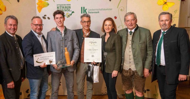 Mehrere Menschen posieren für ein Foto