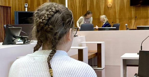 Das 14-jährige Mädchen von hinten vor Gericht.