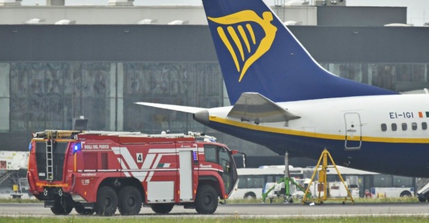 Ein Feuerwehrauto fährt zu einer Ryanair-Maschine.