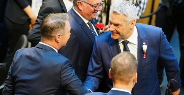 Babler und Nehammer im Parlament