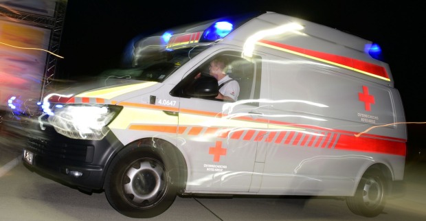 Rettungswagen fährt schnell bei Dunkelheit