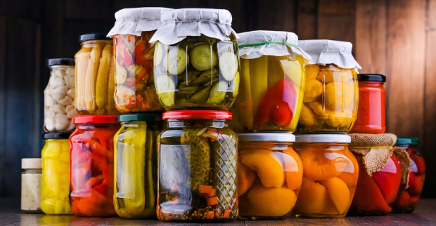 Obst und Gemüse in Gläsern | Credit: iStock.com/monticelllo