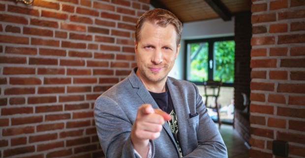 Oliver Pocher zeigt in die Kamera.