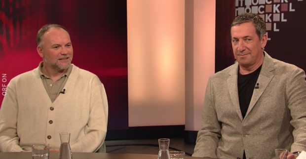 Thomas Stipsits und Viktor Gernot sitzen nebeneinander.
