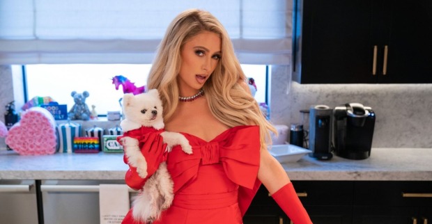 Paris Hilton hält ihren Hund.