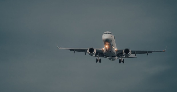 Ein Flugzeug in der Luft, düsteres Ambiente.