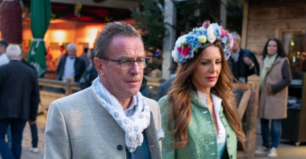 Ralf Ragnick mit geheimnisvoller Dame auf der Wiesn.