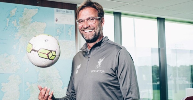 Jürgen Klopp mit einem Fußball.