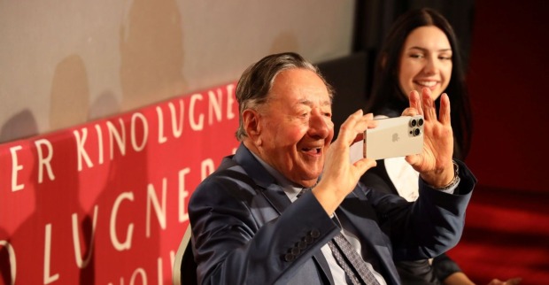 Richard Lugner macht ein Foto.