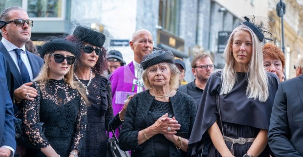 Der Lugner-Clan bei Mörtels Beerdigung.