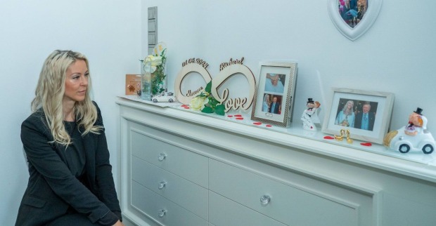 Simone Lugner betrachtet Bilder von Lugner und ihr.