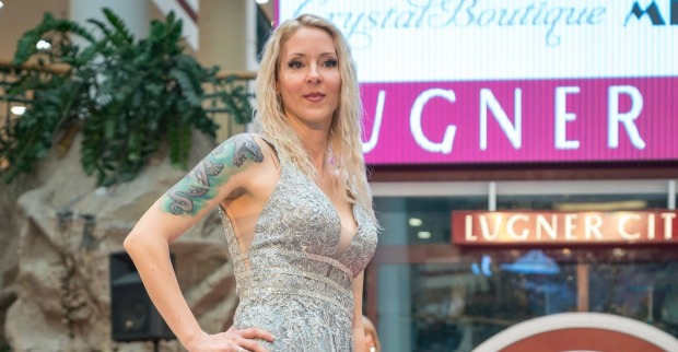 Simone Lugner posiert in der Lugner City.