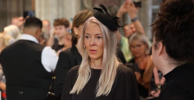 Simone Lugner bei der Beerdigung ihres Mannes.