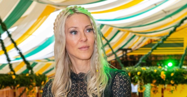 Simone Lugner mit Flechtfrisur und ernstem Blick