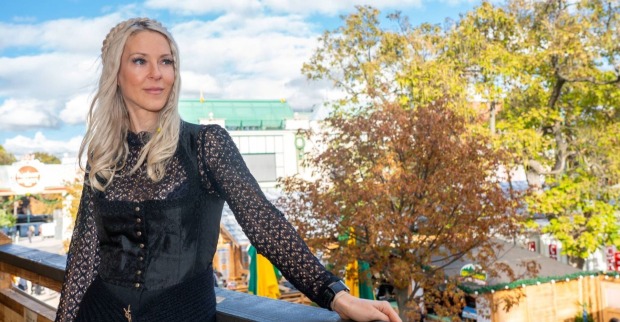 Simone Lugner im schwarzen Dirndl