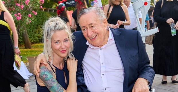 Richard Lugner legt seinen Arm um Simone.