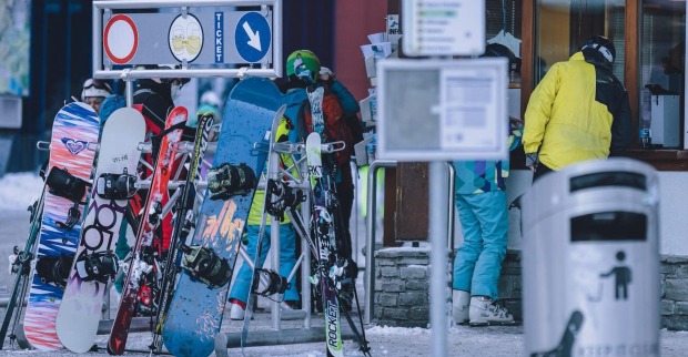 Skifahrer kaufen sich vor Ort ein Skiticket.