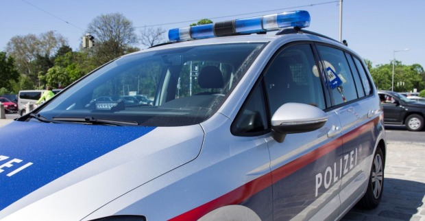 Polizeiwagen welcher auf Parkplatz steht