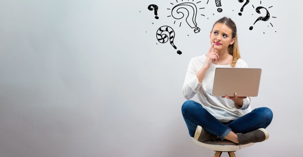 Studentin sitzt auf einem Hocker | Credit: iStock.com/Melpomenem