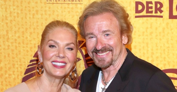 Thomas Gottschalk und Karina Mroß lächeln in die Kamera