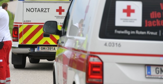 Rettungskräfte mit zwei Autos an einem Einsatzort.