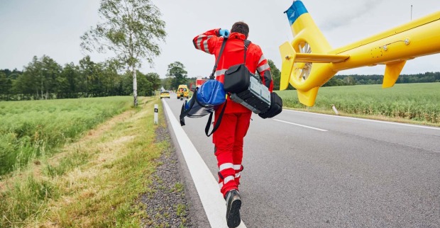 Rettungskräfte eilen zu einem Unfallopfer.