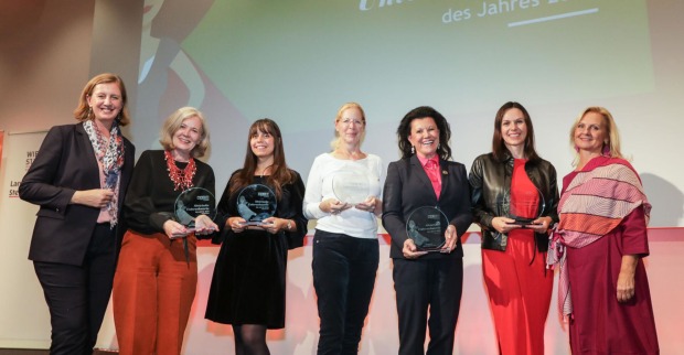 Mehrere Frauen posieren für ein Foto