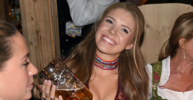 Victoria Swarovski lächelt im Dirndl.