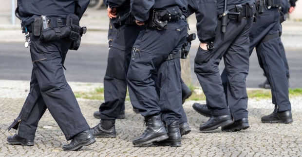 Polilzeieinheit marschiert durch Straßen