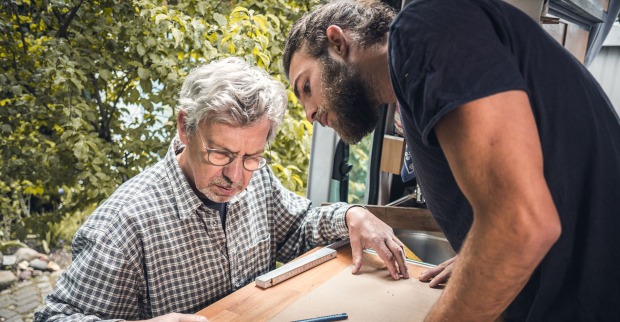 Junger Mann und sein Vater beim Maßnehmen | Credit: iStock.com/photoschmidt