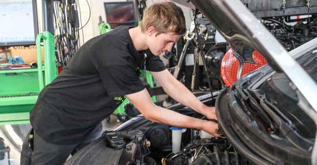 Junger KFZ-Techniker bei der Arbeit | Credit: Wirtschaftskammer Salzburg/Franz Neumayr