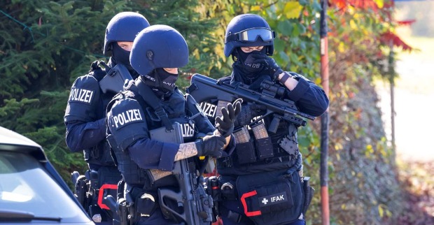 Polizei in der Nähe jenes Ortes in der Gemeinde Altenfelden (Bezirk Rohrbach) wo am Freitag, 1. November 2024, das Fluchtauto jenes gesuchten Mannes gefunden wurde, der am Montag zwei Menschen im Mühlviertel erschossen haben soll.
