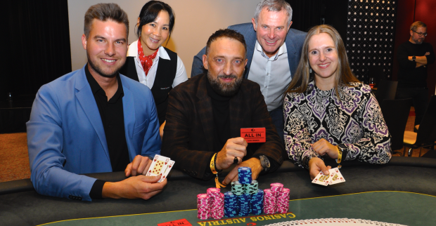 3 Männer und 2 Frauen am Pokertisch