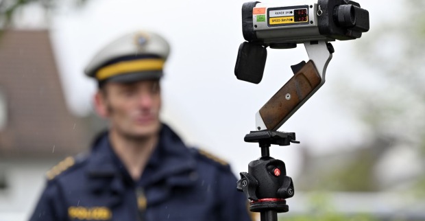 Überwachungsgerät und Polizist