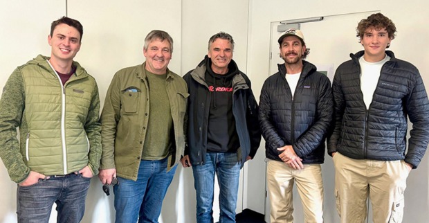 Die Gesellschafter der Skischule Brand: David Beck, Alwin Beck, Herbert Kegele, Daniel Jenny und Melvin Kegele (v.. li.)