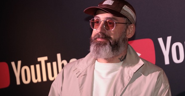 Porträt mit Cap und Sonnenbrille